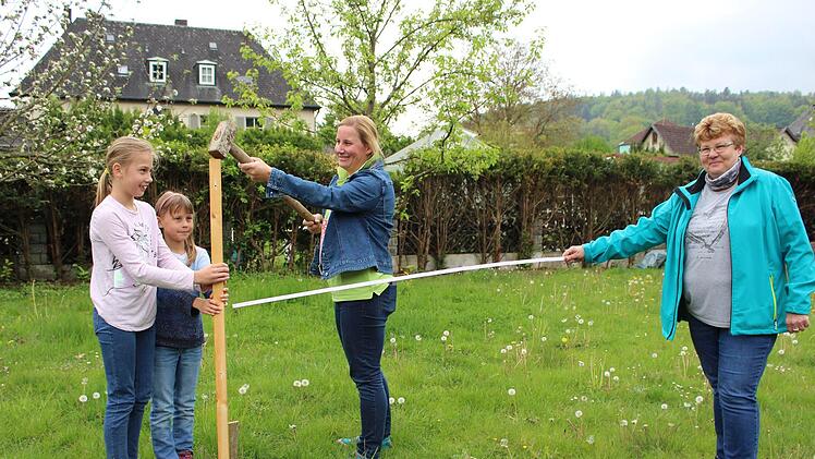 Im Sommer erstellten die Kinder gemeinsam mit den Gruppenleitern die Gemüsebeete  am Backhaus. Archiv/Julia Raab