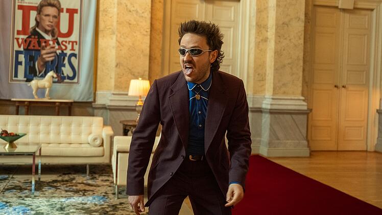 Johnny Carrera (Dimitrij Schaad) ist ein Chaot, wie er im Buche steht.