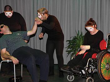 Die Schauspieler    von der Forchheimer haben auf der Bühne Spaß.Foto: Erlwein