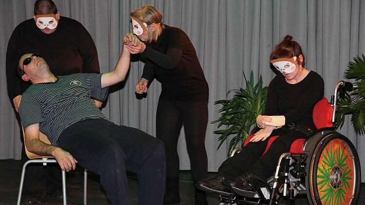 Die Schauspieler    von der Forchheimer haben auf der Bühne Spaß.Foto: Erlwein