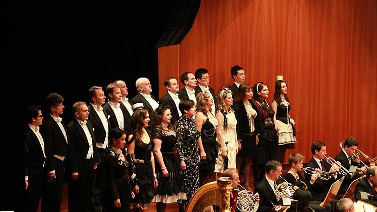 Der Chor des Landestheaters Coburg bei der Silvester-Gala im Kongresshaus.Foto: Jochen Berger