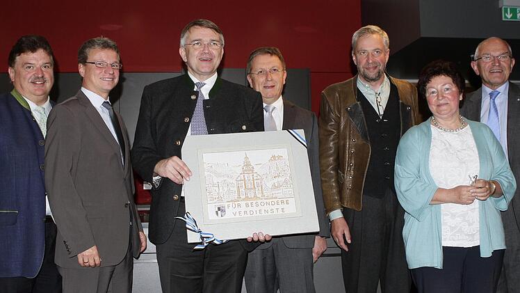 Weitere Gratulanten: Landrat Klaus Peter Söllner, Staatssekretär Bernd Sibler (von links) und Bezirkstagspräsident Günther Denzler (rechts).