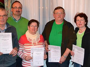 Die Geehrten und Vorsitzenden freuen sich über die Jubilare (von links): Ludwig Beck (25 Jahre), Vorsitzender Armin Hahn, Erika Beck, Alfred Greifensteiner, Beate Greifensteiner (alle 25 Jahre) und stellvertretende Vorsitzende Sigrid Schroll. Foto: Beatrix Lieb