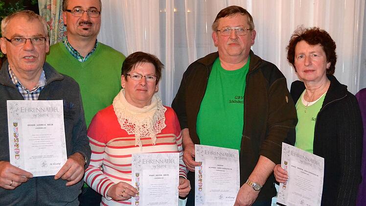 Die Geehrten und Vorsitzenden freuen sich über die Jubilare (von links): Ludwig Beck (25 Jahre), Vorsitzender Armin Hahn, Erika Beck, Alfred Greifensteiner, Beate Greifensteiner (alle 25 Jahre) und stellvertretende Vorsitzende Sigrid Schroll. Foto: Beatrix Lieb