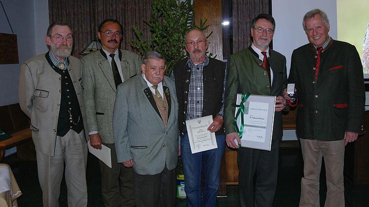 Vorsitzender Gerd Galitzdörfer (links) und Präsident Jürgen Vocke (rechts) ehrten für ihr langjähriges Engagement im BJV (von links) Franz Lienert, Karl Oswald, Rudi Sautter und Edmund Wilhelm. Foto: Stephanie Elm