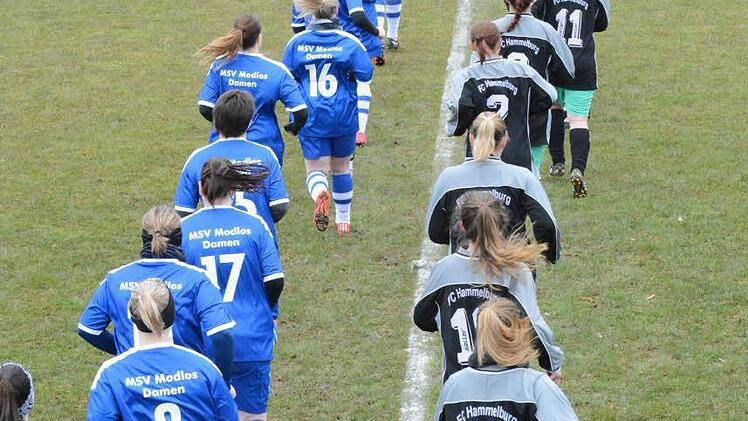 Auflauf beim Frauenfußballspiel des MSV Modlos gegen den FC Hammelburg. Foto: ssp
