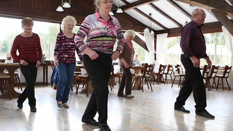 Bevor die Mitglieder der Trabelsdorfer Seniorentanzgruppe im Alten Kurhaus loslegen, üben alle zwei Wochen die Line-Dancer unter der Leitung von Marianne Grimmer (links vorn).  Foto: Barbara Herbst