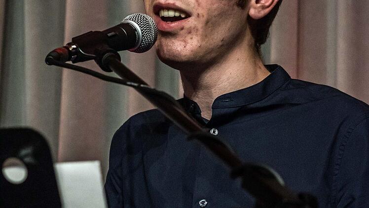 Der junge Liedermacher Erik Konietzko beeindruckte bei seinem Gastspiel in Coburg. Foto: Jochen Berger