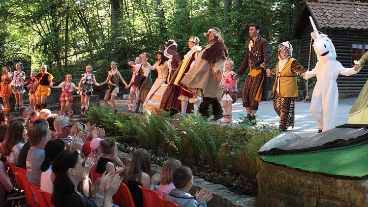 Zum Schluss gab es tosenden Applaus für das tapfere Schneiderlein und alle seine Mitstreiter auf der Waldbühne. Foto: Henning Schuster