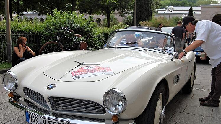 Den dritten Platz im Concour d'Elegance belegten Monika und Helmut Kirchner aus Königsberg (Landkreis Haßberge) in ihrem BMW 507 Cabrio. Foto: Sigismund von Dobschütz