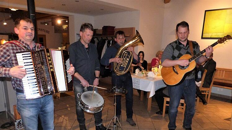 Sie wurden vor 41 Jahren in der Volksschule Bad Berneck von Erwin Tischer unterrichtet und sorgten zu Ehren ihres Lehrers für eine zünftige Musik.Werner Reißaus