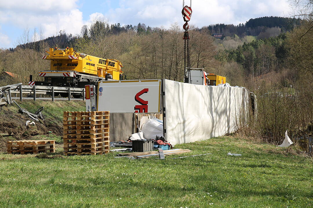 Bad Berneck. Lkw stürzt Abhang hinab