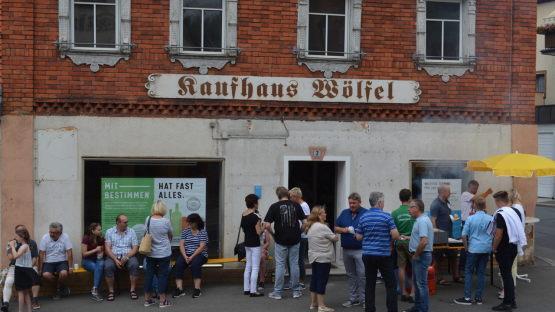 Fr&uuml;hschoppen am geplanten Dorfladen in Obertrubach Foto:  Thomas Laitsch