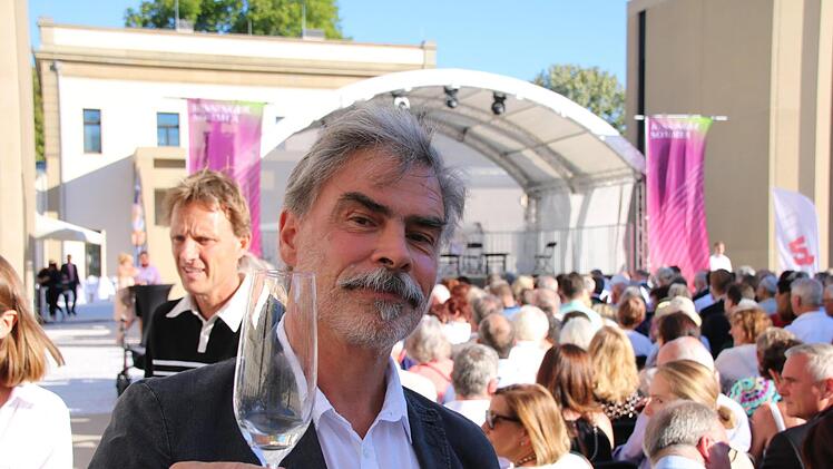 Auch Architekt Christian Teichmann stieß auf die Premiere an. Foto: Ralf Ruppert