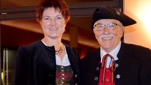 Museumsleiterin Birgit Jauernig mit ihrer erneuerten Tracht und Dieter Wächtler vom Heimatverein Burgebrach