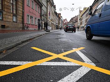 Die Kurzzeitparkpl&auml;tze in der Langen Stra&szlig;e gibt es ab heute nicht mehr. Daf&uuml;r darf in den umliegenden Parkh&auml;usern eine Stunde lang kostenlos geparkt werden.  Foto: Ronald Rinklef