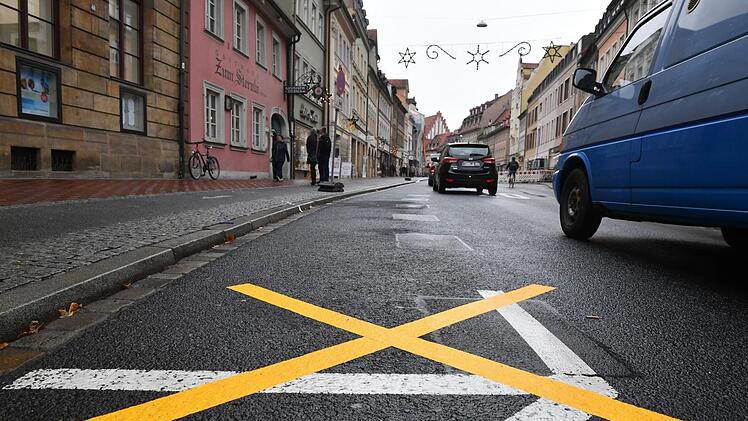 Die Kurzzeitparkpl&auml;tze in der Langen Stra&szlig;e gibt es ab heute nicht mehr. Daf&uuml;r darf in den umliegenden Parkh&auml;usern eine Stunde lang kostenlos geparkt werden.  Foto: Ronald Rinklef