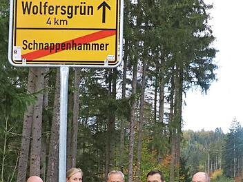 Die Straße zwischen Schnappenhammer und Wolfersgrün wird jetzt vor Wildunfällen besonders geschützt: (von links) stellvertretender Forstbetriebsleiter Gerhard Müller (Nordhalben), Revierleiterin Daphne Weihrich, Sachgebietsleiter Kreisstraßen am Landratsamt Kronach Gunther Dressel, der Wallenfelser Bürgermeister Jens Korn und Koordinator "Wild und Straße" Klaus Riedel.  Foto: Rainer Glissnik