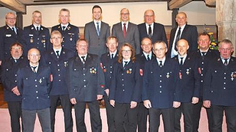 Die Feuerwehrspitze sowie Kommunalvertreter beglückwünschten zehn Feuermänner und eine Feuerwehrfrau zur Auszeichnung mit dem Feuerwehr-Ehrenzeichen in Gold für 40-jährige Dienstzeit.