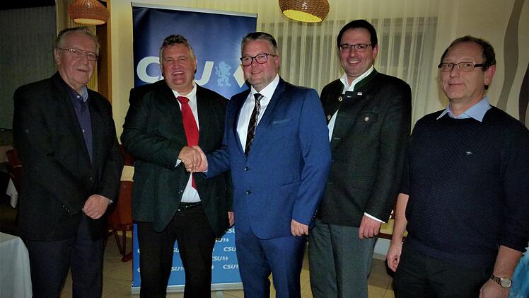 Einstimmig wurde Marc Benker zum Bürgermeisterkandidat der CSU Marktschorgast nominiert. Von links: Altbürgermeister Josef Kofer, stellvertretender CSU-Kreisvorsitzender Gerhard Schneider, Marc Benker , MdL Martin  Schöffel und stellvertretender CSU-Ortsvorsitzender Gerd Homski. Foto: Werner Reißaus