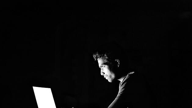 "Love-Scamming" - was tun gegen Internetbetrüger?