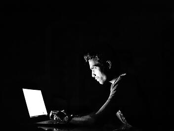 "Love-Scamming" - was tun gegen Internetbetrüger?