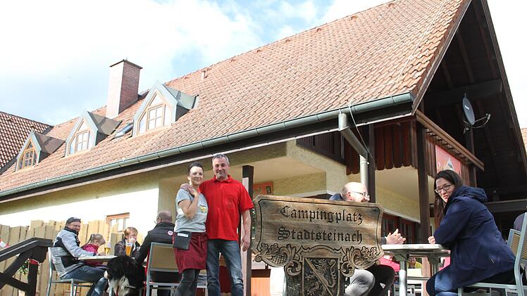 Manuela und Jörg Schmidt freuten sich, dass die Gäste im Biergarten wieder bewirtet werden dürfen.
