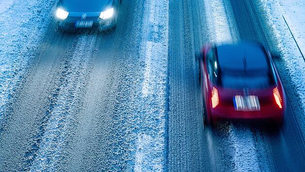 Auto kracht auf schneebedeckter Stra&szlig;e im Kreis N&uuml;rnberger Land in den Gegenverkehr