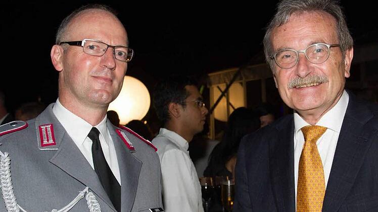 Unser Bild zeigt Verteidigungsattaché Hans-Jürgen Lauter in Abu Dhabi mit Generalkonsul Klaus Ranner.