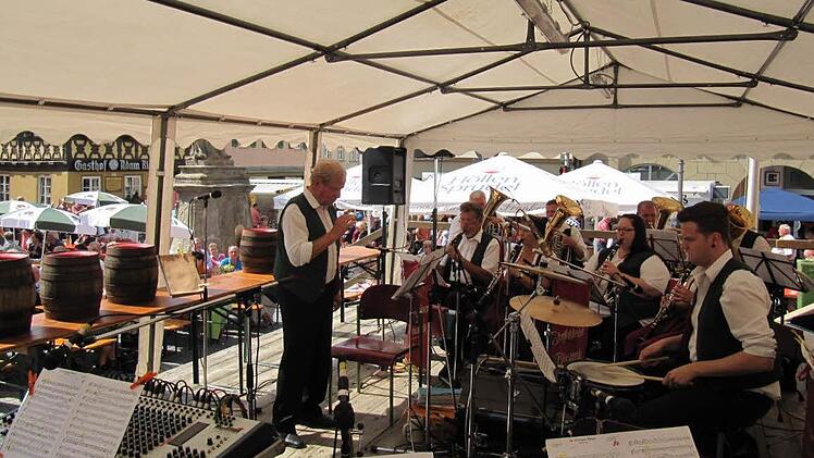 Die Musiker der Staffelsteiner Blaskapelle spielten vergnügt zum Frühschppen auf / links Dirigent Michael Diller