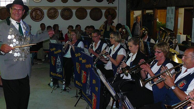 König Adolf dirigiert die Stadtkapelle Kupferberg.