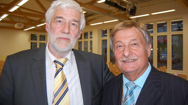 Walter Hofmann (rechts), der heutige Vorsitzende des Fördervereins, dankte seinem ehemaligen Lehrerkollegen Martin Ungelenk für dessen Engagement. Foto: Oliver Schmidt