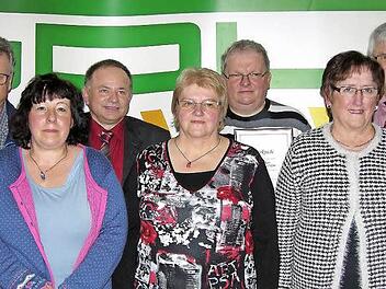 Die GDL-Ortsgruppe Lichtenfels-Frankenwald dankte ihren Mitgliedsjubilaren für 40 bzw. 25 Jahre Treue (von links): Werner Götz und Simone Andors-Götz, Ortsvorsitzender Rüdiger Geiger, Christa und Matthias Scheffler sowie Monika und Kurt Neumann.  Foto: Klaus Oelzner