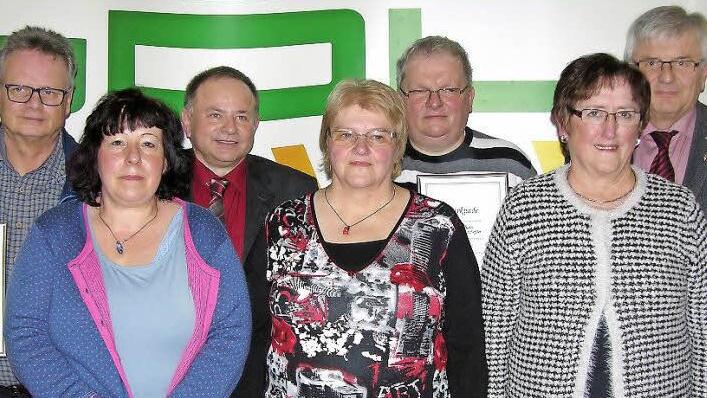 Die GDL-Ortsgruppe Lichtenfels-Frankenwald dankte ihren Mitgliedsjubilaren für 40 bzw. 25 Jahre Treue (von links): Werner Götz und Simone Andors-Götz, Ortsvorsitzender Rüdiger Geiger, Christa und Matthias Scheffler sowie Monika und Kurt Neumann.  Foto: Klaus Oelzner