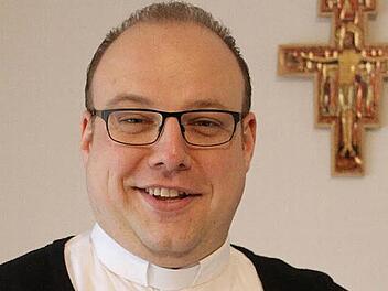 Kaplan Norbert Förster initiiert in der Kirche St. Hedwig am Valentinstag einen Jugendgottesdienst mit Segnung von Paaren. Foto: Sonja Adam