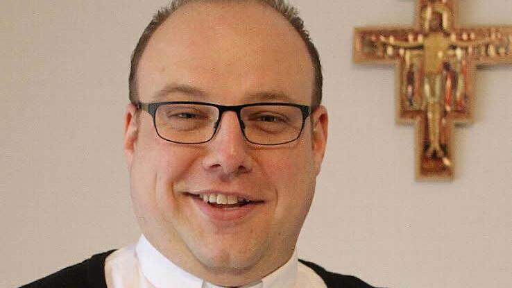 Kaplan Norbert Förster initiiert in der Kirche St. Hedwig am Valentinstag einen Jugendgottesdienst mit Segnung von Paaren. Foto: Sonja Adam