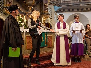 Luther (Michael Heràn) im Disput mit dem Vertreter der traditionellen Kirche (Andreas Heràn). Die Jugendliche Lea Zerr versucht deren Standpunkte zu verstehen. Foto: Klaus Gagel