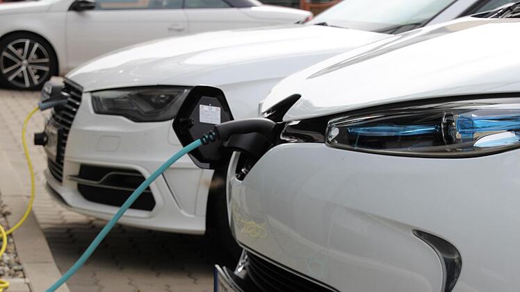 Elektroautos - hier bei IBC Solar - finden im Landkreis bisher nur in zwei Orten öffentliche Stromtankstellen.Tobias Kindermann