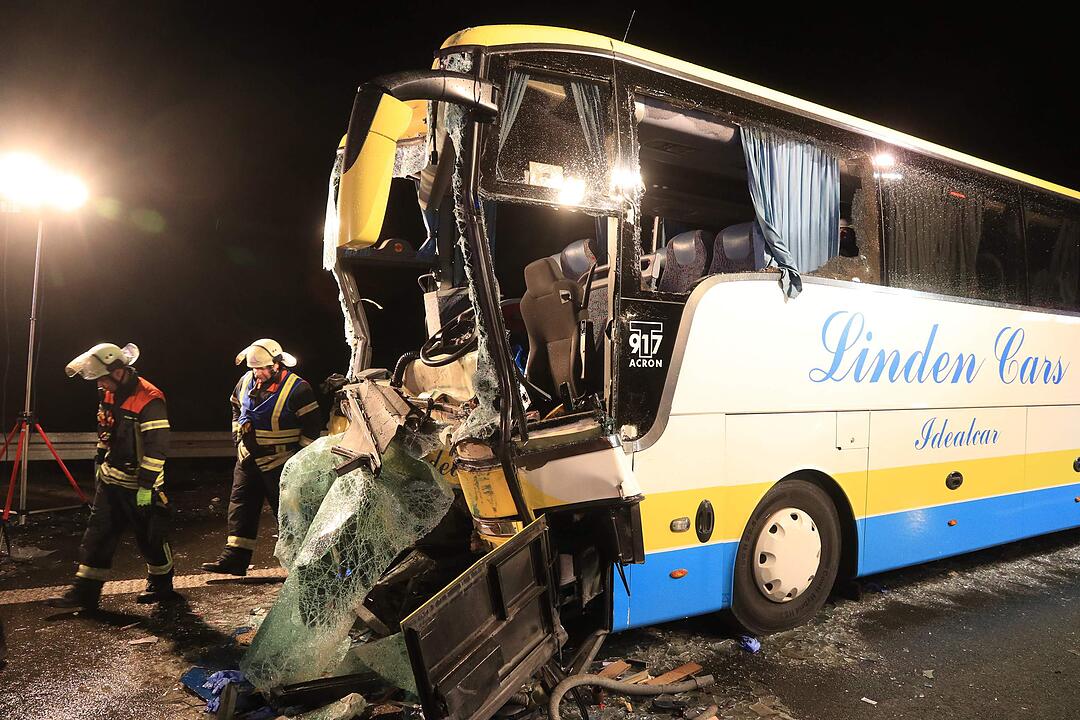 Schweres Busunglück auf A3 in Unterfranken: 18 Verletzte - ein Toter