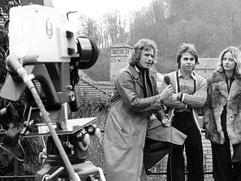 Fernsehaufnahmen vor historischer Kulisse:  Der junge Thomas Gottschalk interviewt 1977 für den Bayerischen Rundfunk den Kulmbacher Musiker Rainer Kählig; rechts  Gabi  Nagel aus Schmeilsdorf. Foto: Archiv Stephan Tiroch