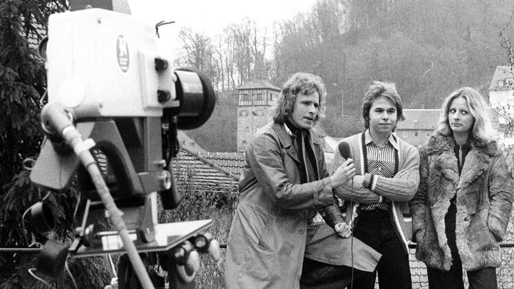Fernsehaufnahmen vor historischer Kulisse:  Der junge Thomas Gottschalk interviewt 1977 für den Bayerischen Rundfunk den Kulmbacher Musiker Rainer Kählig; rechts  Gabi  Nagel aus Schmeilsdorf. Foto: Archiv Stephan Tiroch