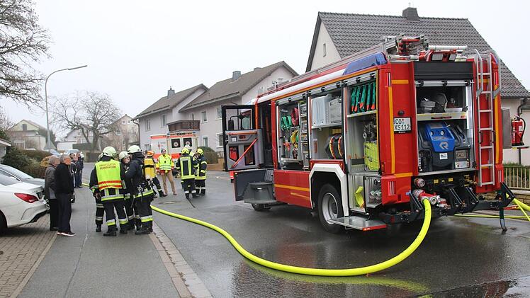 In Weidhausen bei Coburg ist am Montag ein Nebengebäude komplett abgebrannt. Foto: Michael Stelzner