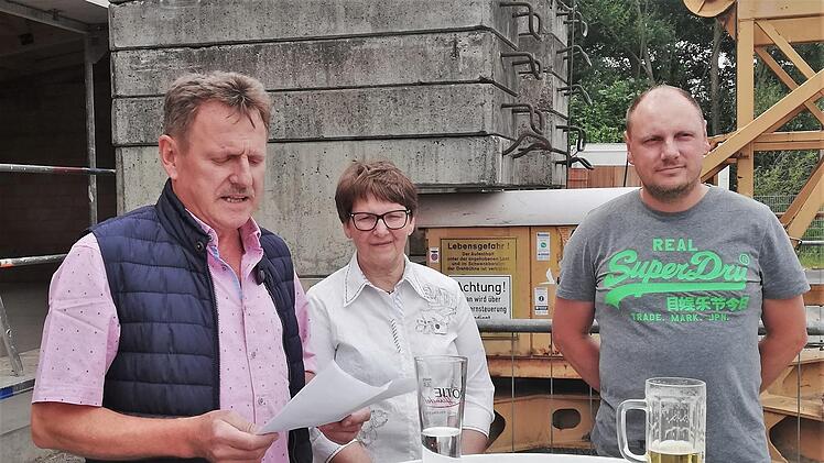 Firmeninhaber Bernhard Wufka (von links) mit Ehefrau Rita und Sohn Sebastian bei der Festansprache.  Foto: Sigismund von Dobschütz