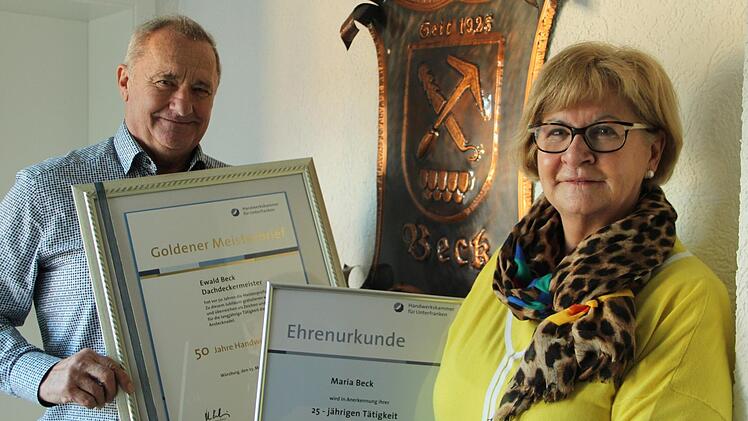 Ewald Beck wurde mit dem Goldenen Meisterbrief ausgezeichnet, seine Frau Maria mit der Ehrenurkunde für 25-jährige Tätigkeit als Ausbilderin im Familienbetrieb. Foto: Heike Beudert