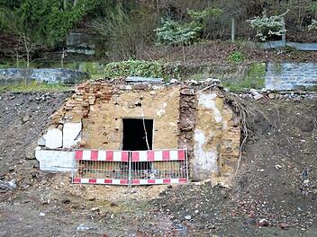 Während eines Ortstermines soll über diesen Kellerzugang entschieden werden, der jetzt nach dem Abbruch des Anwesens Kauerndorf 19 offen und sichtbar ist.  Foto: Werner Reißaus