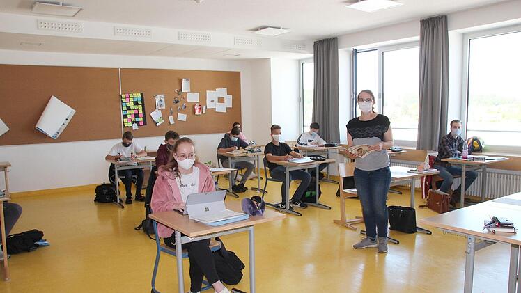Aus Rücksicht auf die Lehrerin tragen die Schüler der 9a auch im Unterricht ihre Masken.  Foto: Christiane Lehmann