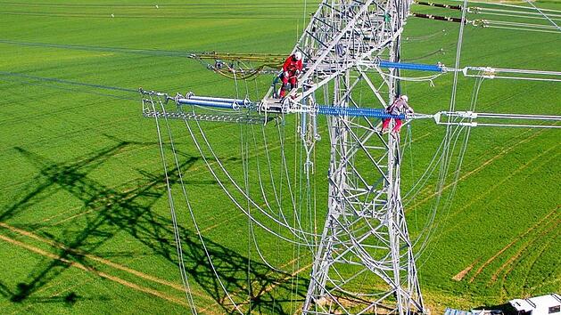 Mit der geplanten Wechselstromtrasse P 43, von Dipperz nach Grafenrheinfeld, soll noch mehr Strom von Nord nach S&uuml;d geleitet werden. Unser Bild zeigt Wartungsarbeiten an H&ouml;chstspannungsleitungen der Firma Tennet im April 2017 bei Grafenrheinfeld.  Archiv Anand Anders
