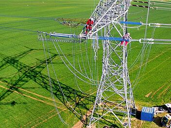 Mit der geplanten Wechselstromtrasse P 43, von Dipperz nach Grafenrheinfeld, soll noch mehr Strom von Nord nach Süd geleitet werden. Unser Bild zeigt Wartungsarbeiten an Höchstspannungsleitungen der Firma Tennet im April 2017 bei Grafenrheinfeld.  Archiv Anand Anders