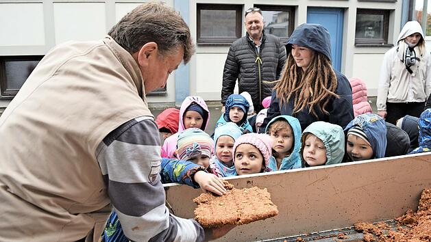Obwohl die &Auml;pfel schon ausgepresst waren, konnten sich die Kinder unter der Anleitung des Gartenbauvereinsvorsitzenden Heinz Petterich davon &uuml;berzeugen, dass dies immer noch recht gut duftet und sogar weiter nutzbringend verwendet werden kann.