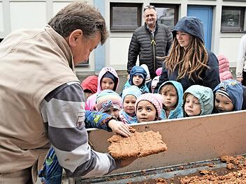 Obwohl die Äpfel schon ausgepresst waren, konnten sich die Kinder unter der Anleitung des Gartenbauvereinsvorsitzenden Heinz Petterich davon überzeugen, dass dies immer noch recht gut duftet und sogar weiter nutzbringend verwendet werden kann.